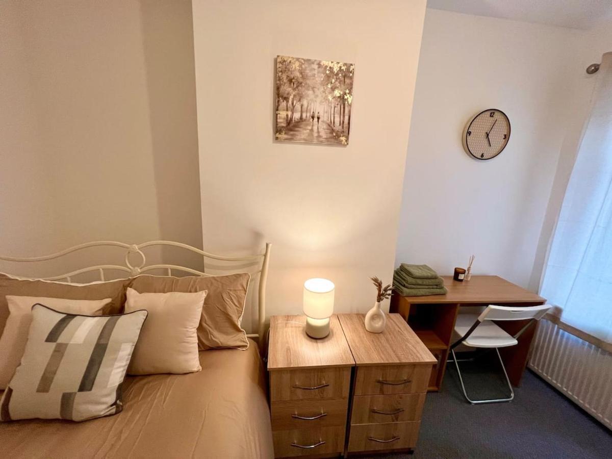 4 Bedroom Terrace House Wellingborough Dış mekan fotoğraf